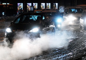 Новини Києва - До вечора снігопад практично паралізував рух у Києі