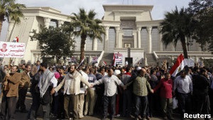 Єгипет: прибічники президента заблокували Конституційний суд