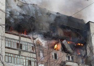 У великому російському місті вибух газу зруйнував три поверхи житлового будинку. Є загиблі