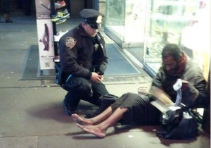 Передноворічні дива у США: поліцейський подарував черевики безпритульному, а  секретний Санта  роздав $ 100 тисяч