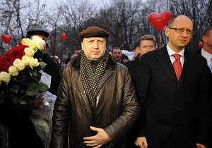 Яценюк і Турчинов прийшли до Тимошенко з букетом, Кличко надіслав листа, Тягнибок не привітав