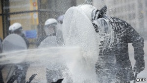 Акція протесту: фермери поливають молоком Європарламент та поліцію