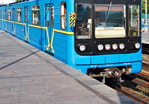 Чоловік, який впав на рейки в київському метро, загинув