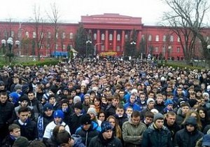 Мітингуючі на підтримку Павличенків почали ходу до Лук янівського СІЗО