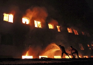 В результаті пожежі на фабриці у Бангладеш загинула 121 особа