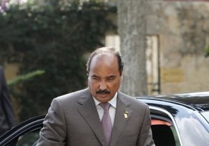 Президент Мавританії, якого помилково поранили свої ж солдати, повернувся на батьківщину