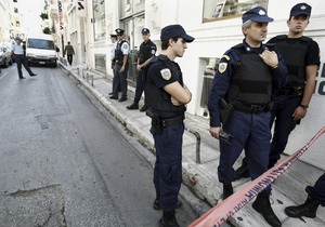 У грецьких Салоніках пенсіонер захопив банк і погрожує підпалити себе