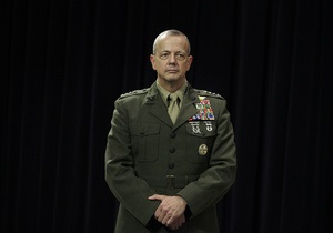 Генерал, причетний до скандалу довкола екс-глави ЦРУ, повернувся до Кабула і знову керує контингентом ISAF