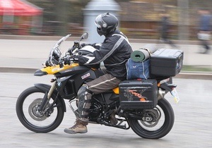 Українець вирушив в Австралію на мотоциклі, взявши з собою перець