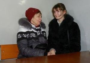 Жорстоко побита Олександра Попова вперше прийшла до суду над своїм кривдником