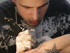 Італійським поліцейським заборонили робити пірсинг і татуювання