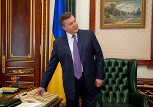 Ъ: Янукович пригостив студентів чаєм і організував екскурсію в свій кабінет