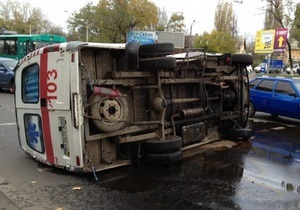 В Одесі внаслідок ДТП перекинулася машина швидкої допомоги