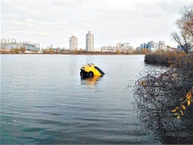В озері на Оболоні потонув автомобіль, чоловікові вдалося врятуватися