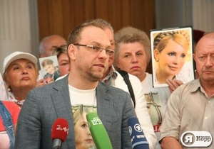 Власенко: Суд лише може призупинити розгляд справи по ЄЕСУ до одужання Тимошенко