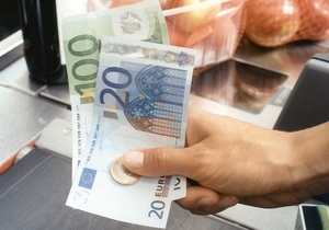Євро впав до двомісячного мінімуму щодо долара