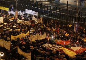 Грецький парламент обговорює кризовий бюджет на тлі протестів
