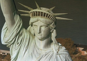 У США факел Статуї Свободи знову запалили після урагану Сенді