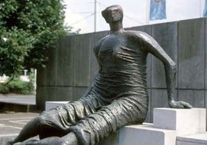 Район Лондона продає скульптуру Генрі Мура через скорочення бюджету