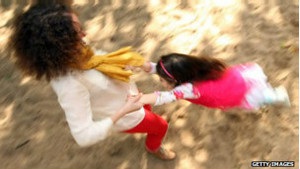 У Німеччині сперечаються через допомогу у 150 євро для молодих матерів