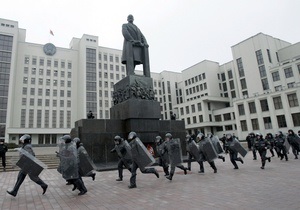 У Мінську опозиціонери облили валеріаною пам ятник Леніну