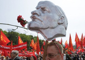 У Києві комуністи відмовилися від маршу, і святкують річницю Жовтневої революції біля пам ятника Леніну