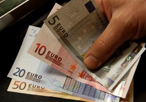 Євро близький до двомісячного мінімуму до долара