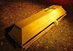 У Житомирі чоловік після сварки з дружиною проліз у похоронне бюро і заснув у труні
