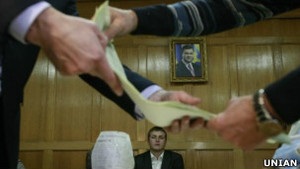 Опрацьовано понад 99%: Партія регіонів випереджає Батьківщину на 4,6%