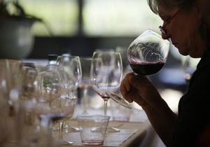 Британський сомельє встановив рекорд, утримавши в руці 51 бокал для вина