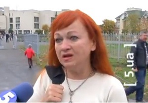 На Оболоні жінку, яка чекала на Януковича, силою виштовхали з дільниці і відвезли до райвідділу - канал