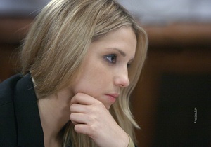 Дочка Тимошенко прийшла на вибори в чорній футболці