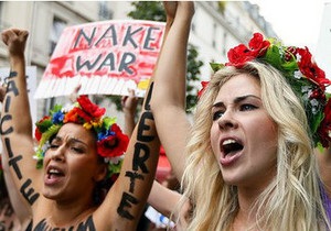FEMEN: голі груди допомагають феміністичній справі