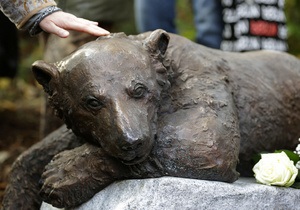 У Німеччині з явився пам ятник знаменитому ведмедю Кнуту