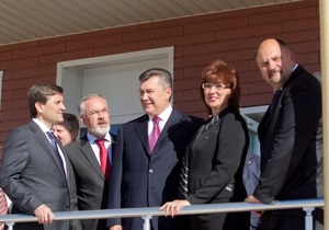Янукович у Єнакієвому за два місяці до місцевих виборів представив кандидата від ПР як мера
