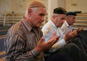Азаров закликав кримських татар  перестати називати себе депортованими 