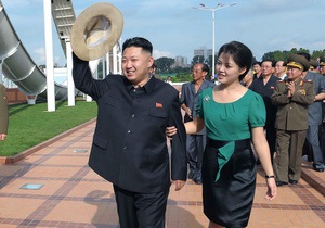 Корреспондент: Леді Лі. Дружина лідера КНДР руйнує північнокорейські норми поведінки