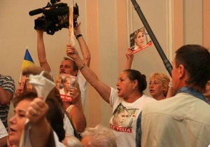 У будівлі суду, де слухалася справа Тимошенко, сталася сутичка між її противниками і прихильниками
