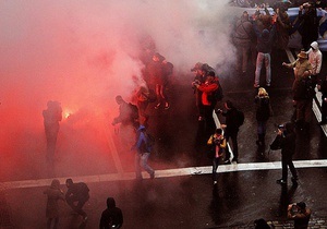 У Києві під час акції з нагоди 70-річчя УПА спалили прапори КПУ і Партії Регіонів