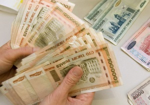 Білоруси скуповують валюту в обмінниках, як і українці