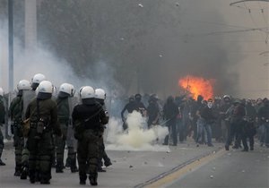 У Греції поліція розганяє мітинги проти візиту Меркель сльоточивим газом