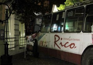У центрі Житомира тролейбус в їхав у банк: постраждали восьмеро людей