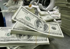 Долар закриває тиждень падінням на міжбанку