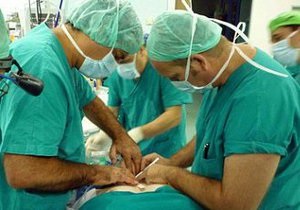 На Донеччині лікарі забули затискач у животі пацієнта
