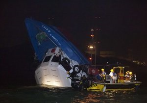 У Гонконгу при зіткненні порома із човном загинули 36 людей