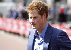 Королівський палац відмовився переслідувати таблоїд Sun за фото оголеного принца Гаррі