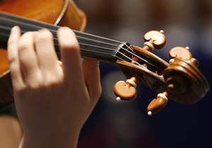 Сумська митниця викрила провідника поїзда у контрабанді скрипки вартістю 600 тисяч гривень