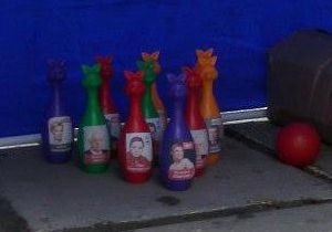 У Криму агітатори ПР пропонували дітям збивати кеглі із зображенням Тимошенко