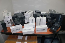Українські митники вилучили в американця більше сорока нових iPhone 5