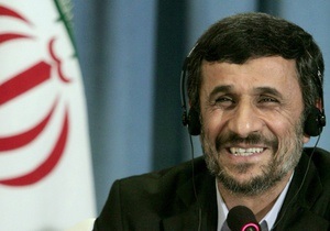 Обмін подарунками: Ахмадінеджад подарував Пан Гі Муну килим